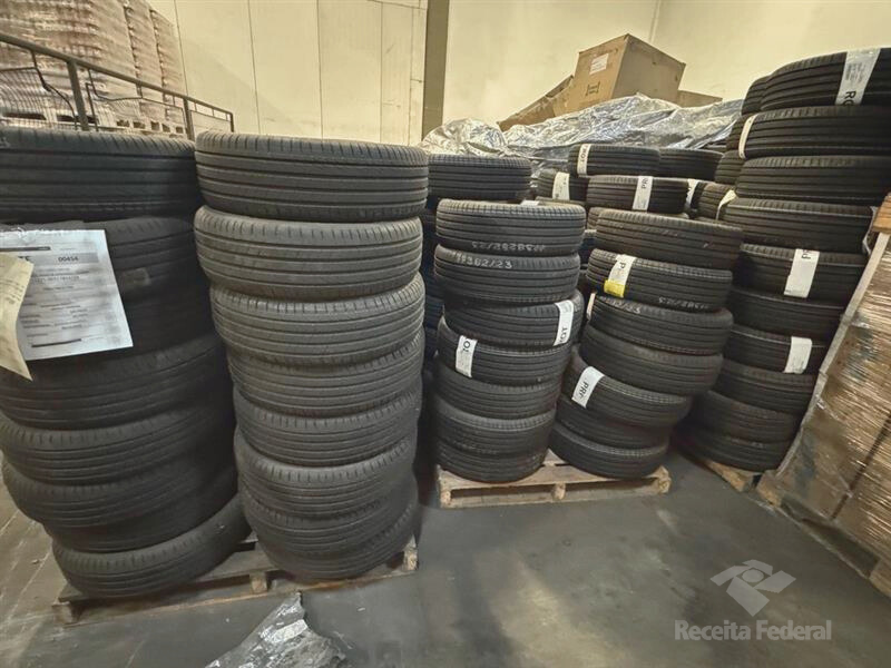 Lote de 320 pneus apreendidos foram doados pela Receira Federal para a Brigada Militar