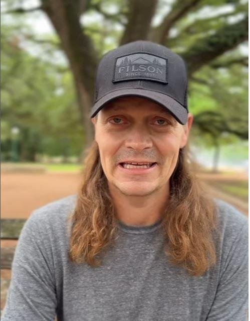 M&uacute;sico Brad Arnold fala de seu estado de sa&uacute;de