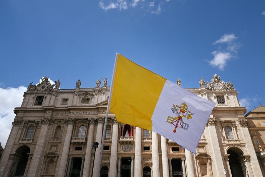 Confus&atilde;o nas cores fez o Vaticano errar postagem nas redes sociais