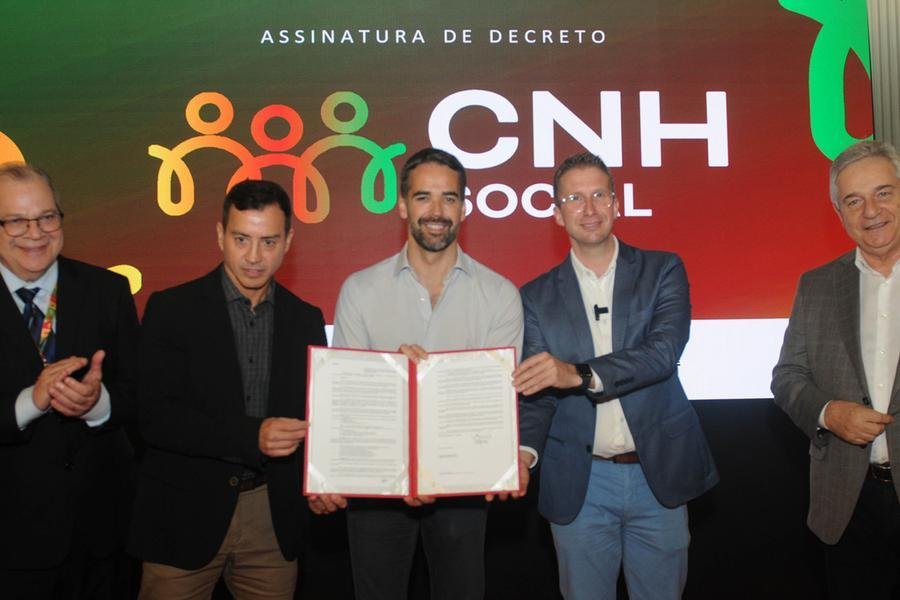 Governador e secret&aacute;rios participaram da assinatura da nova etapa do programa CNH Social