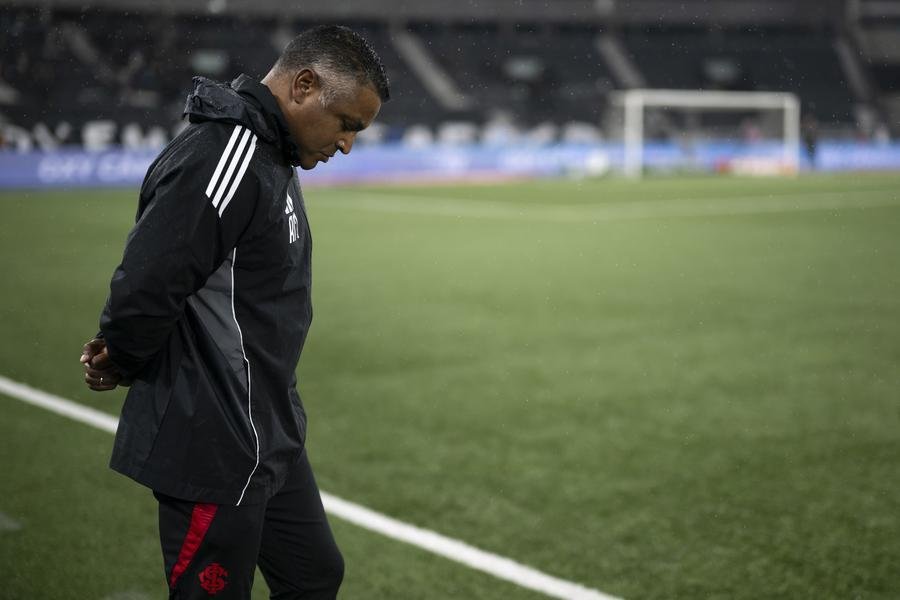 Roger Machado reconheceu que o time foi mal no est&aacute;dio Nilton Santos