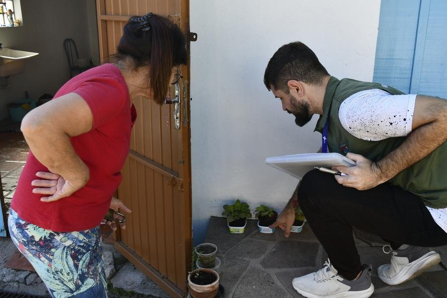 Agentes de Combate a Endemias realizam vistorias em im&oacute;veis