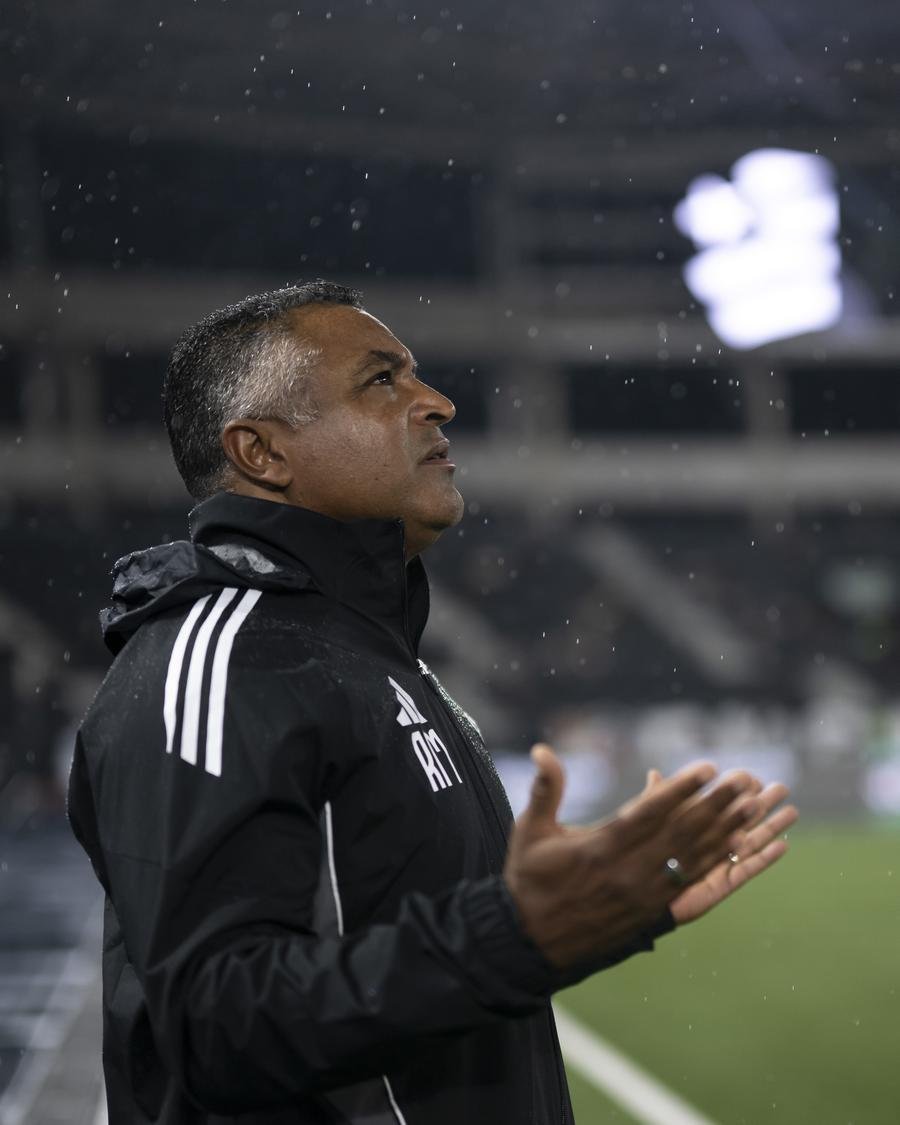 Roger Machado tem pouco tempo para preparar o Inter para o "jogo do ano"