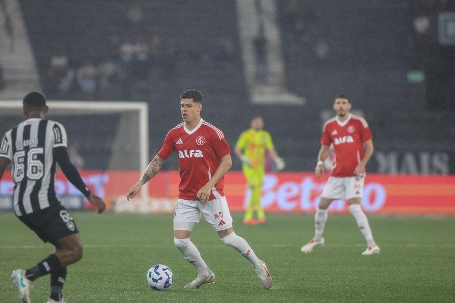 Ronaldo &eacute; um dos jogadores que pode entrar no time colorado para a partida contra o Nacional