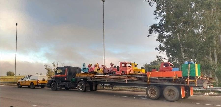 Durante a fiscaliza&ccedil;&atilde;o do semirreboque do caminh&atilde;o, em Santa Cruz do Sul, foi constatado altera&ccedil;&atilde;o na placa de identifica&ccedil;&atilde;o entre outras irregularidades