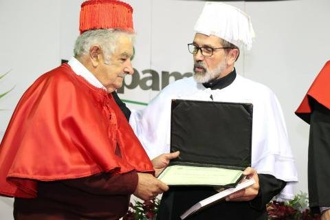 Em 2017, Mujica recebeu primeiro t&iacute;tulo Honoris Causa concedido pela Unipampa