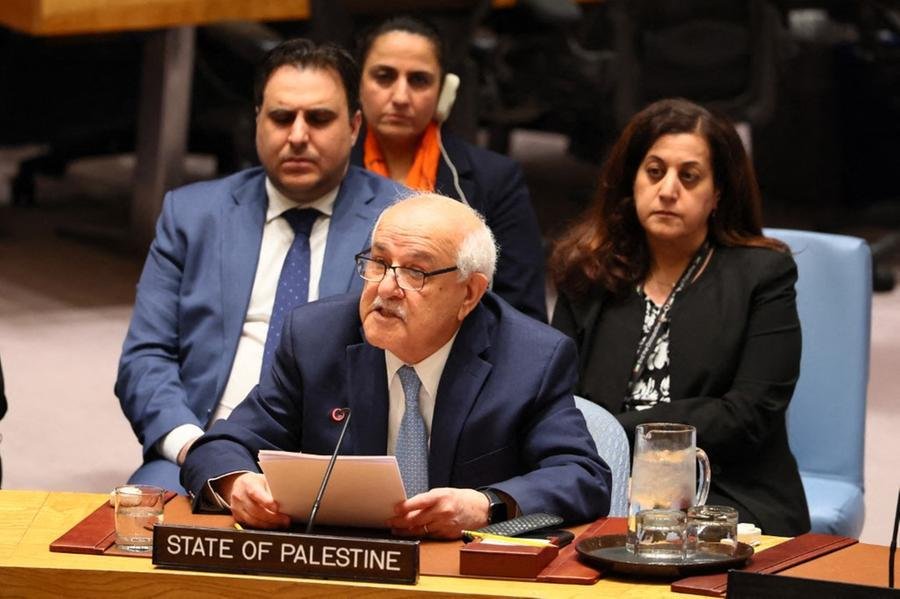 "A guerra que Israel trava na Faixa de Gaza (...) n&atilde;o &eacute; mais que a prolonga&ccedil;&atilde;o dos cap&iacute;tulos da cat&aacute;strofe da Nakba, que n&atilde;o cessou desde 1948", denunciou embaixador
