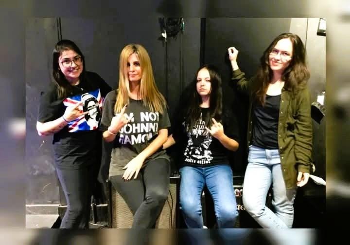 Composi&ccedil;&otilde;es do quarteto feminino trazem letras marcantes e refor&ccedil;am a identidade do punk rock