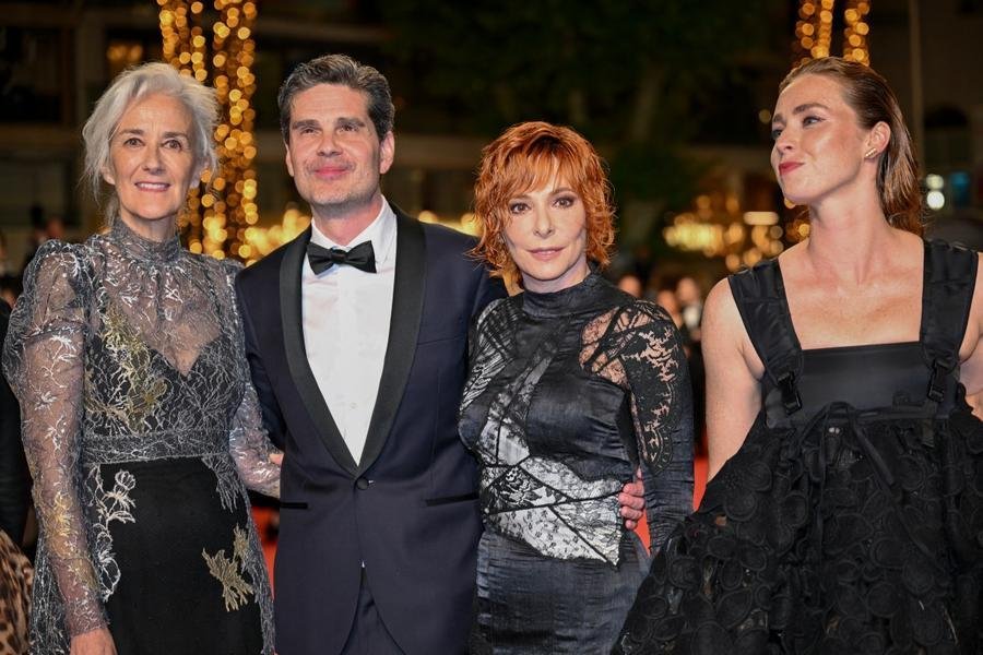 (Da esquerda para a direita) A roteirista francesa Tatiana De Rosnay, o diretor e roteirista franc&ecirc;s Yann Gozlan, a cantora franco-canadense Mylene Farmer e a atriz brit&acirc;nica Freya Mavor chegam para a exibi&ccedil;&atilde;o do filme "Dalloway" na 78&ordf; edi&ccedil;&atilde;o do Festival de Cinema de Cannes