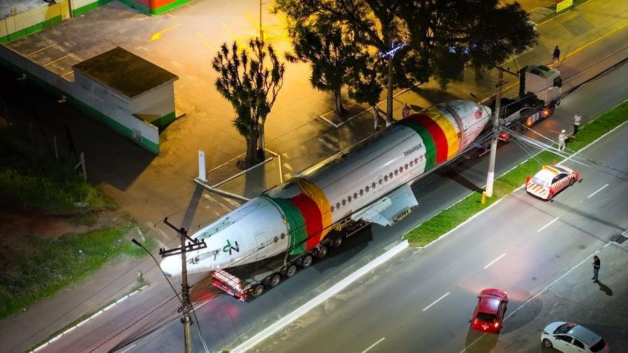 Mesmo parcialmente desmontado, o deslocamento da aeronave impactou o tr&acirc;nsito para chegar na cidade