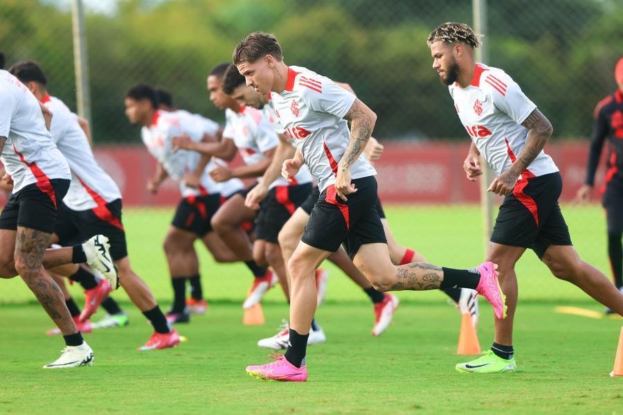 Reservas apareceram no gramado do CT Parque Gigante nesta sexta-feira
