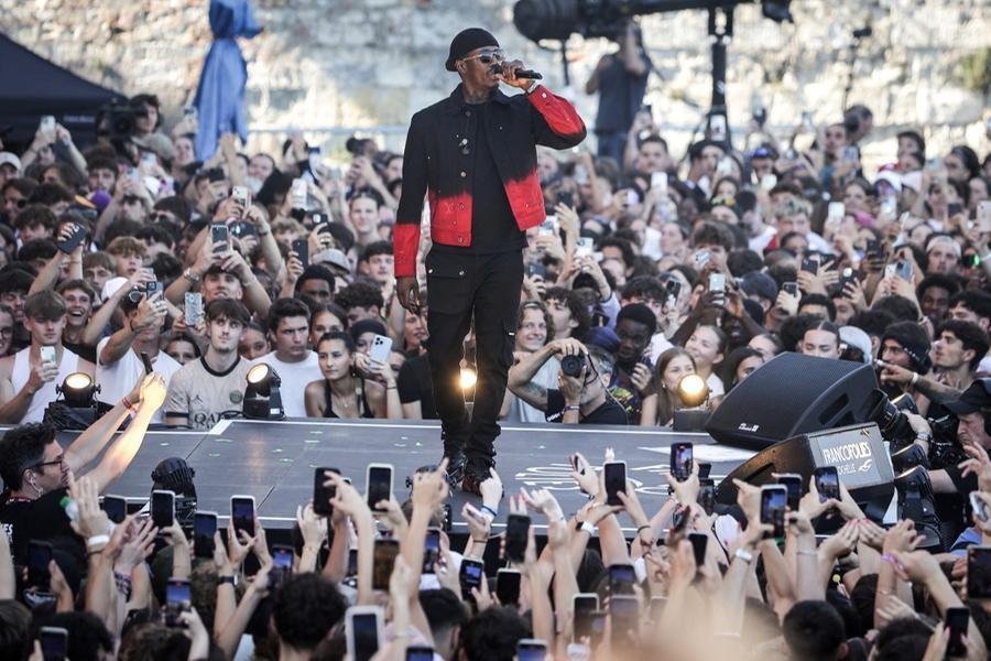 Performance de Werenoi durante o Francofolies de La Rochelle festival de m&uacute;sica, na Fran&ccedil;a, em julho de 2024