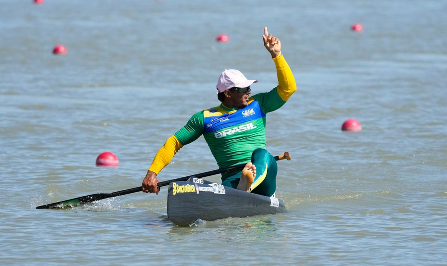 O cano&iacute;sta n&atilde;o competia fora do Brasil desde os Jogos de Paris, em 2024, quando foi prata nos mil metros da mesma categoria C1