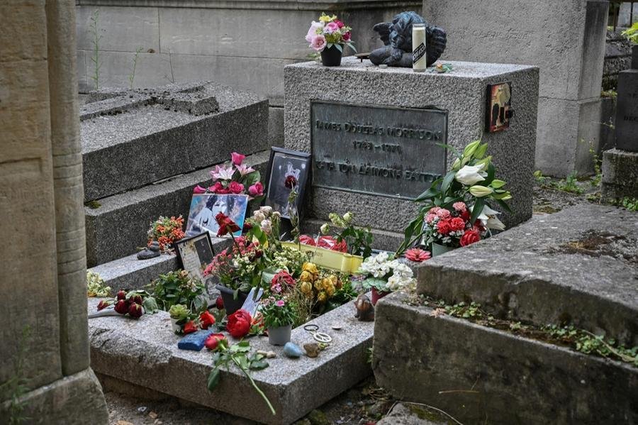 O t&uacute;mulo do vocalista da banda The Doors, Jim Morrison, no cemit&eacute;rio P&egrave;re-Lachaise, em Paris