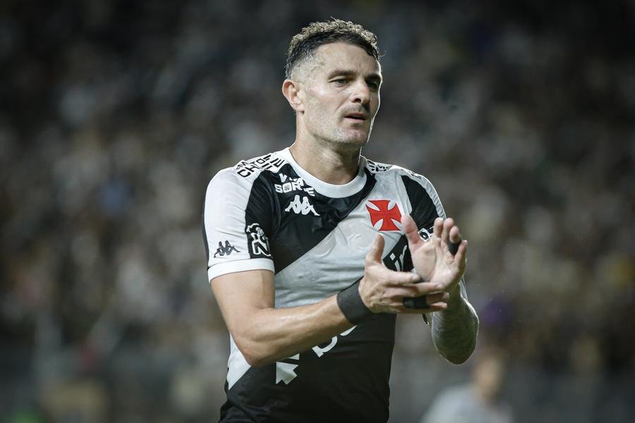 Pablo Vegetti comanda o ataque do Vasco