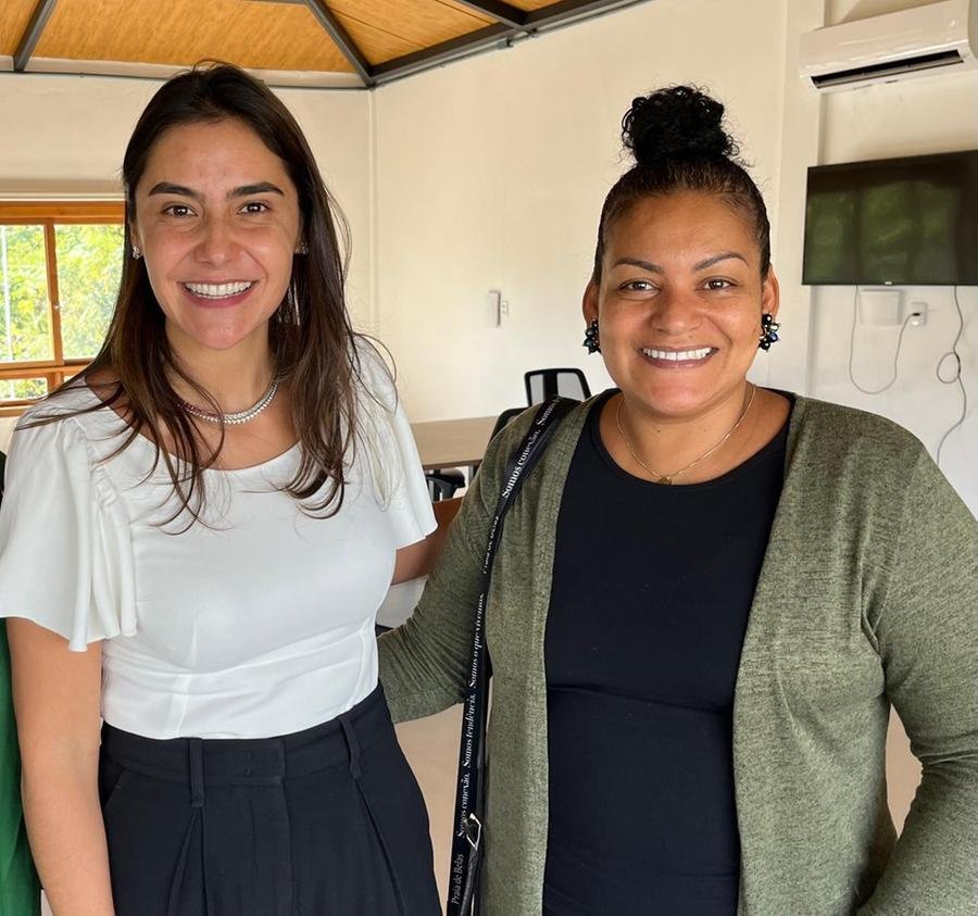 A empres&aacute;ria Carla Deboni com Liliana Cardoso, secret&aacute;ria de Cultura do munic&iacute;pio,&nbsp; no Parque da Harmonia