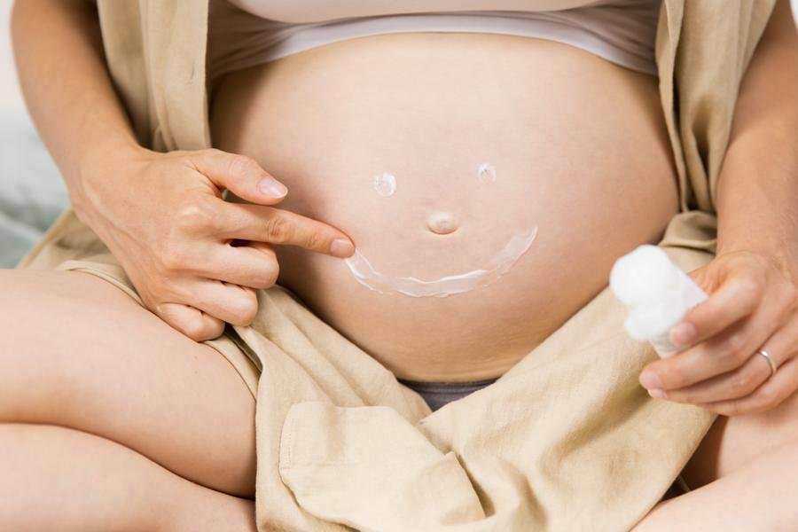 A hidrata&ccedil;&atilde;o intensa &eacute; essencial durante a gesta&ccedil;&atilde;o, especialmente em regi&otilde;es como barriga, seios, quadris e coxas