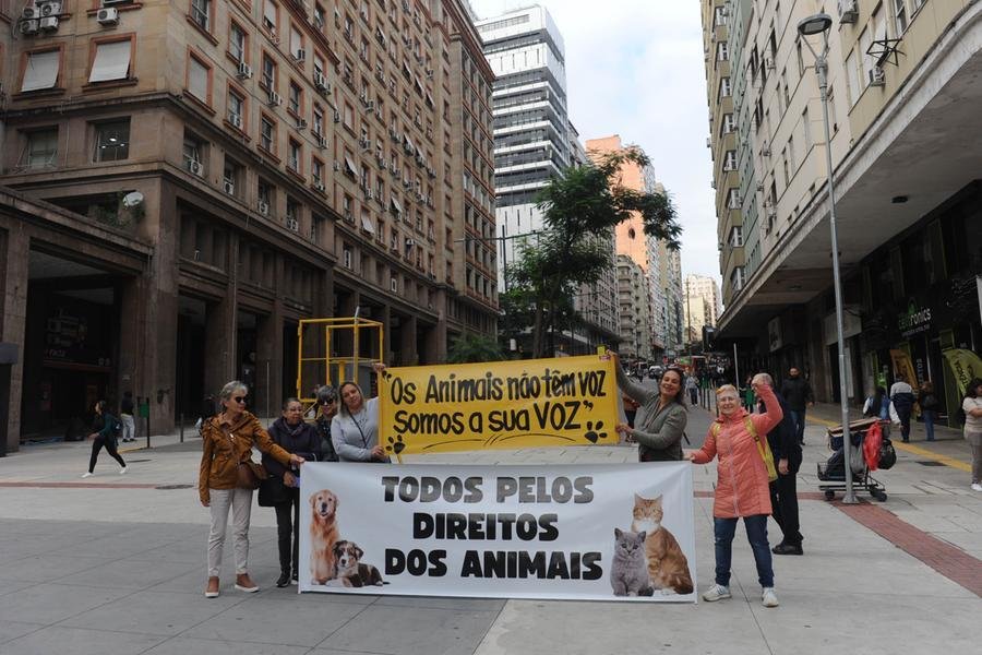 Protetoras dos animais fazem mobiliza&ccedil;&atilde;o no Centro Hist&oacute;rico da Capital
