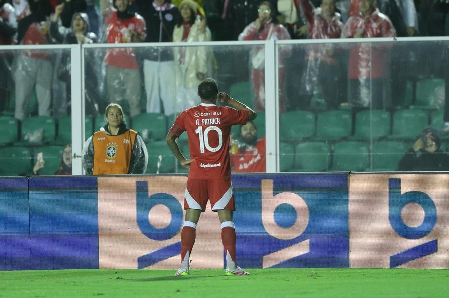 Alan Patrick errou dois p&ecirc;naltis e fez um gola&ccedil;o de falta
