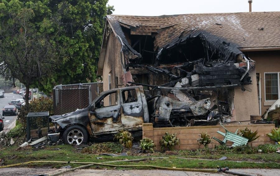 Avi&atilde;o tentou fazer um pouso de emerg&ecirc;ncia em um bairro da Calif&oacute;rnia durante um momento de nevoeiro denso