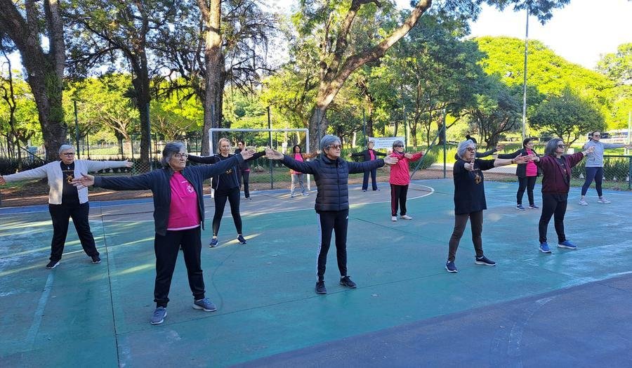 Ana Maria Koelzer, de 81 anos, que caminha h&aacute; mais de 50, faz exerc&iacute;cios em grupo no parque Moinhos de Vento todas as ter&ccedil;as, quintas e sextas-feiras, &agrave;s 9h