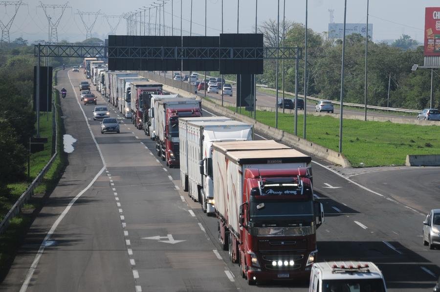 Comboio de quase 1km chegou em Porto Alegre pela freeway