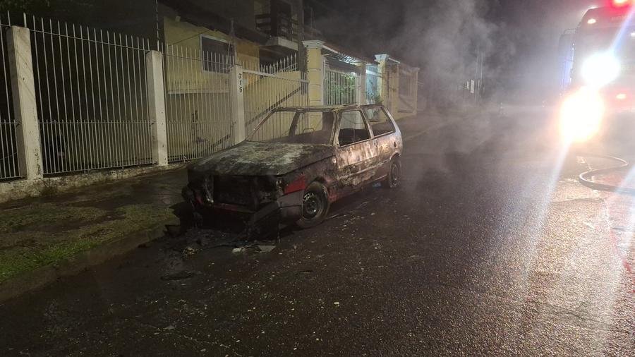 Corpo de homem carbonizado foi encontrado dentro de ve&iacute;culo na zona Leste da Capital