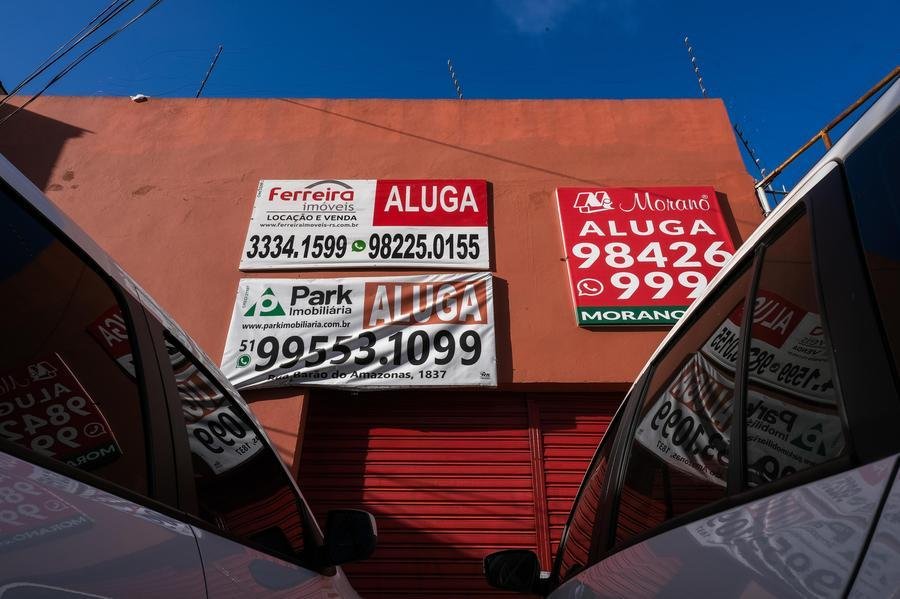 Im&oacute;veis comerciais fechados e com placas de aluga-se ou vende-se