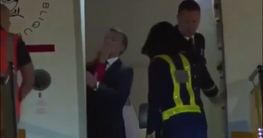Imagens do incidente, ocorrido na noite de domingo, rapidamente viralizaram nas redes sociais, especialmente nas contas hostis a Macron