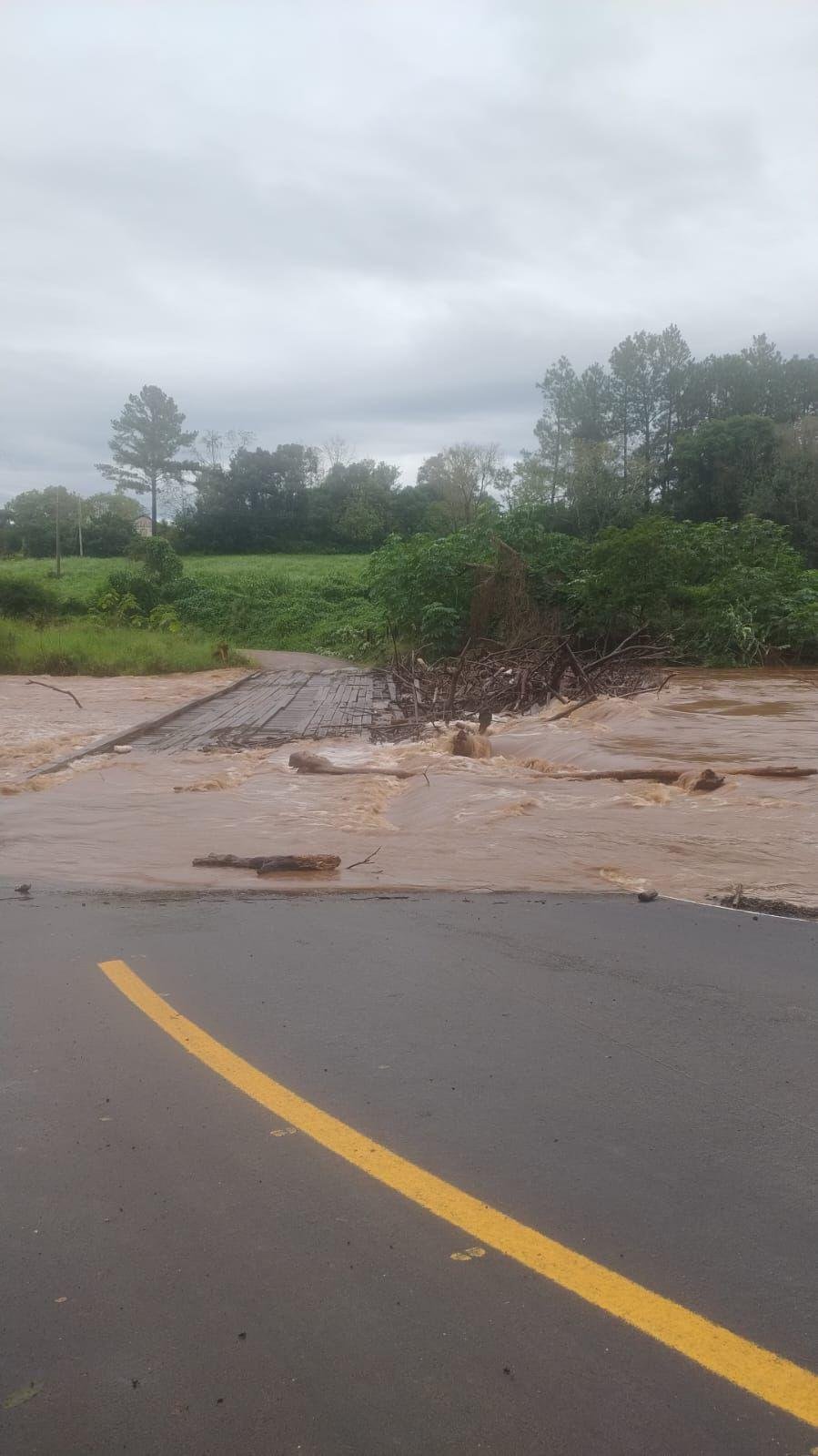 Devido ao avan&ccedil;o do rio Taquari a estrada da Linha Figueira em Estrela  precisou ser interditada