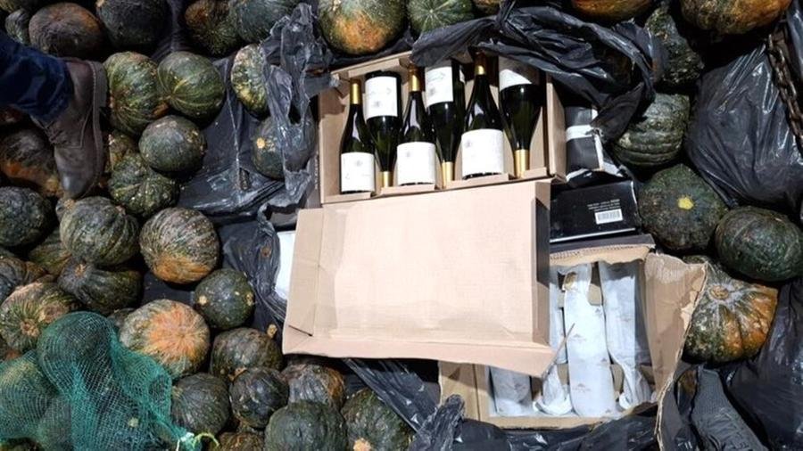 Garrafas de vinho importadas da Argentina estavam escondidas embaixo de ab&oacute;boras