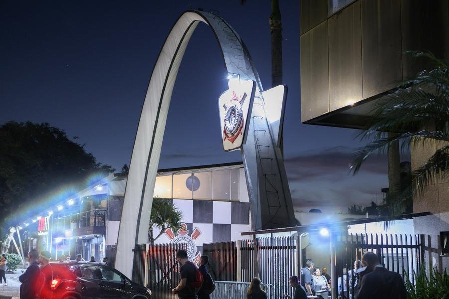 Corinthians vive crise pol&iacute;tica ap&oacute;s a sa&iacute;da do presidente