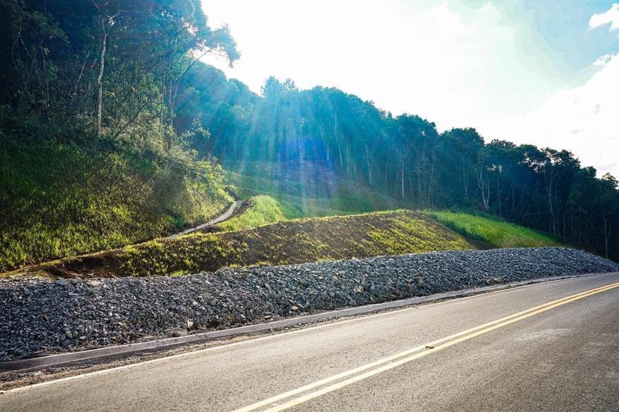 Umas das obras foi feita na estrada que d&aacute; acesso ao Santu&aacute;rio de Caravaggio