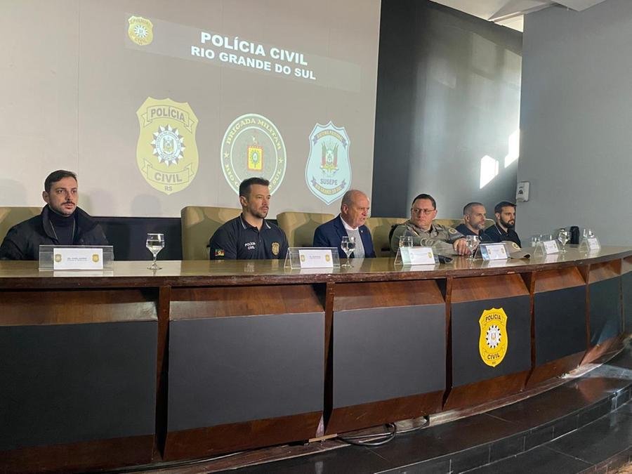 Da esquerda p/direita: delegados Daniel Queiroz,  Mario Souza, Heraldo Guerreiro, coronel F&aacute;bio Schmitt e delegados Rafael Pereira e Gabriel Borges