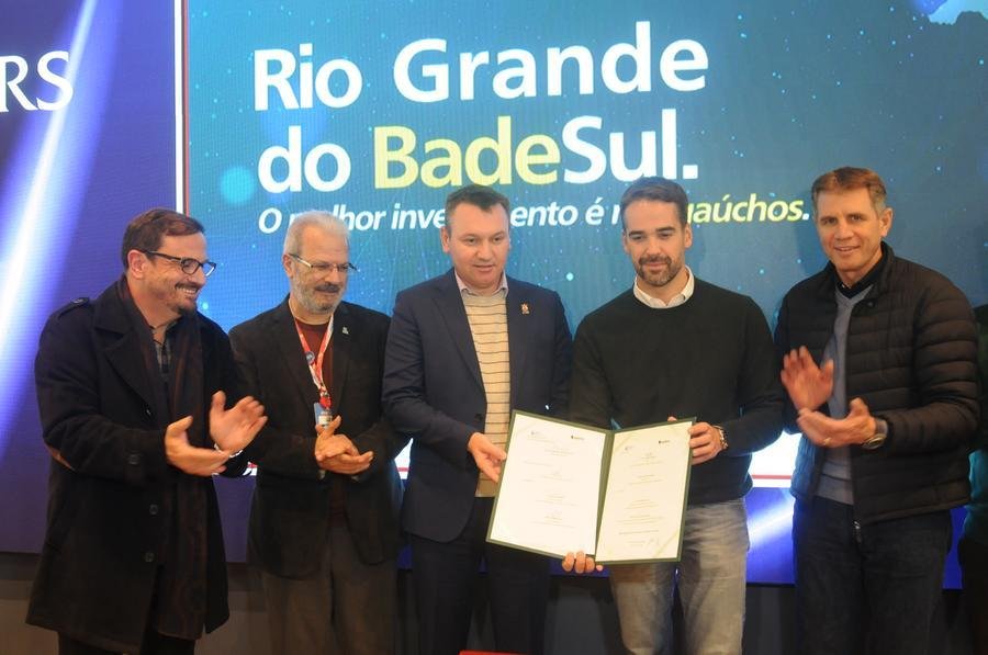 Assinatura de contrato foi assinada durante a solenidade