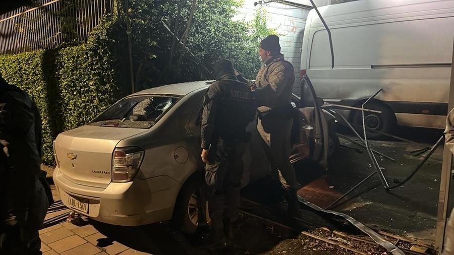 Motorista colidiu contra port&atilde;o de estacionamento ap&oacute;s ter sido alvejado em confronto