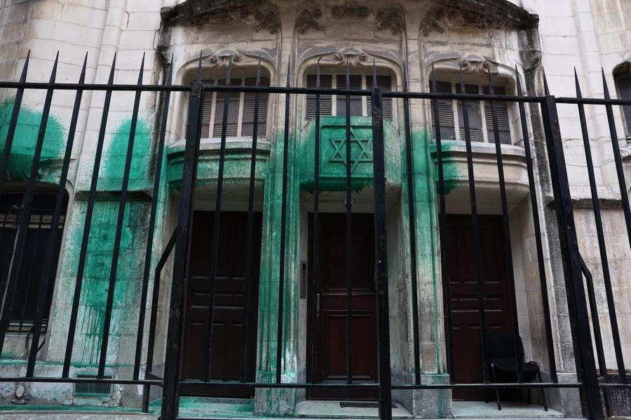 Memorial &eacute; vandalizado em Paris