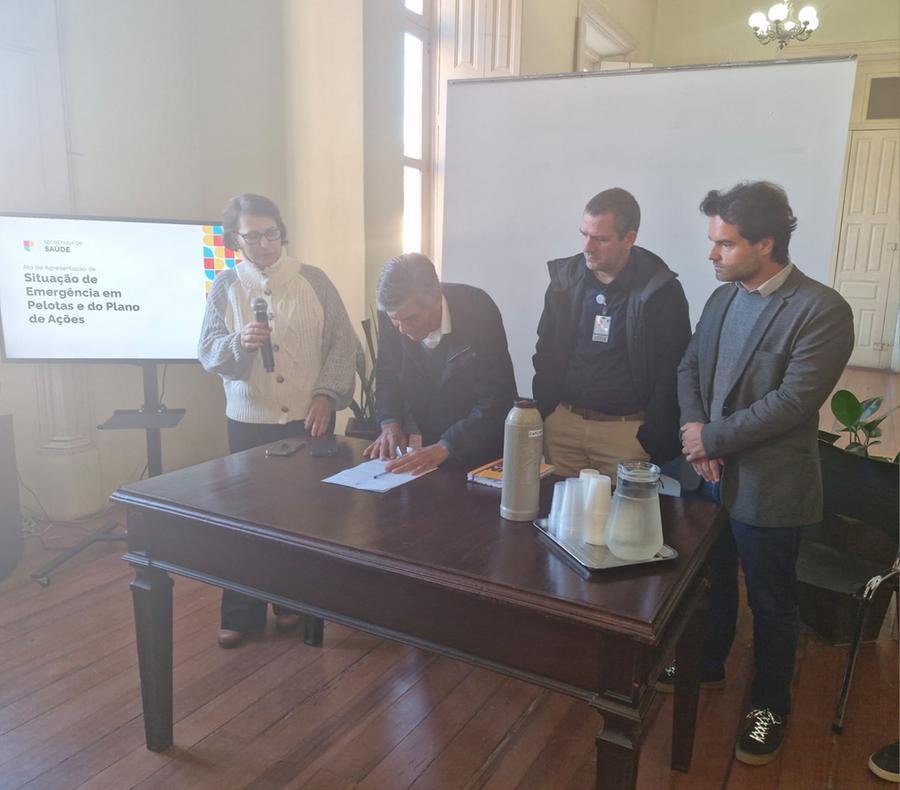 O prefeito de Pelotas Fernando Marroni assinou o decreto  na presen&ccedil;a de representantes do setor