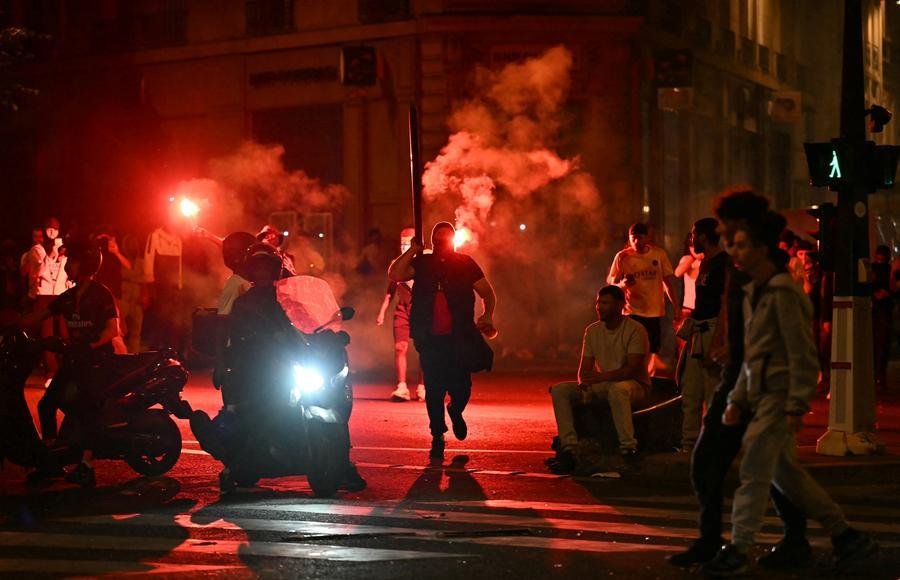 Em Paris, um homem que viajava em uma moto foi atropelado por um carro e n&atilde;o resistiu aos ferimentos