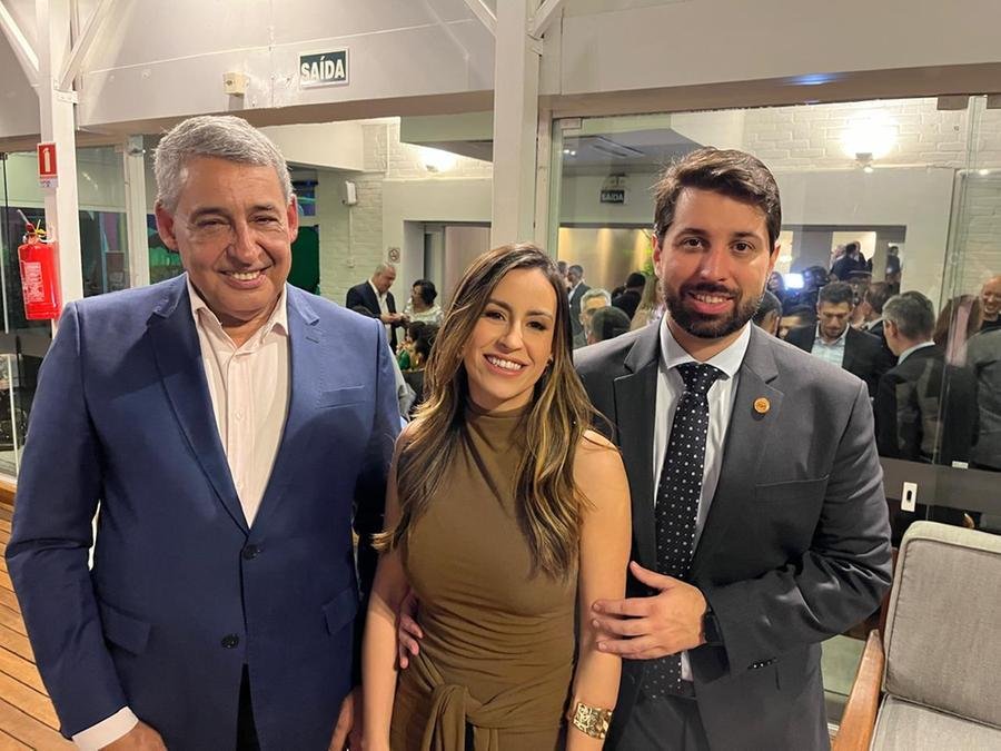 O prefeito Sebasti&atilde;o Melo com Priscila Souza e o procurador-geral do munic&iacute;pio, Johnny Prado, na festa dos procuradores