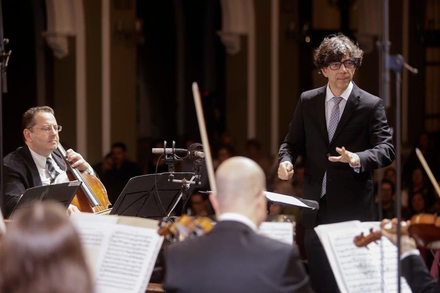 Sob reg&ecirc;ncia de Tiago Flores, o programa re&uacute;ne obras de Christopher Wilson, Georges Bizet e George Gershwin