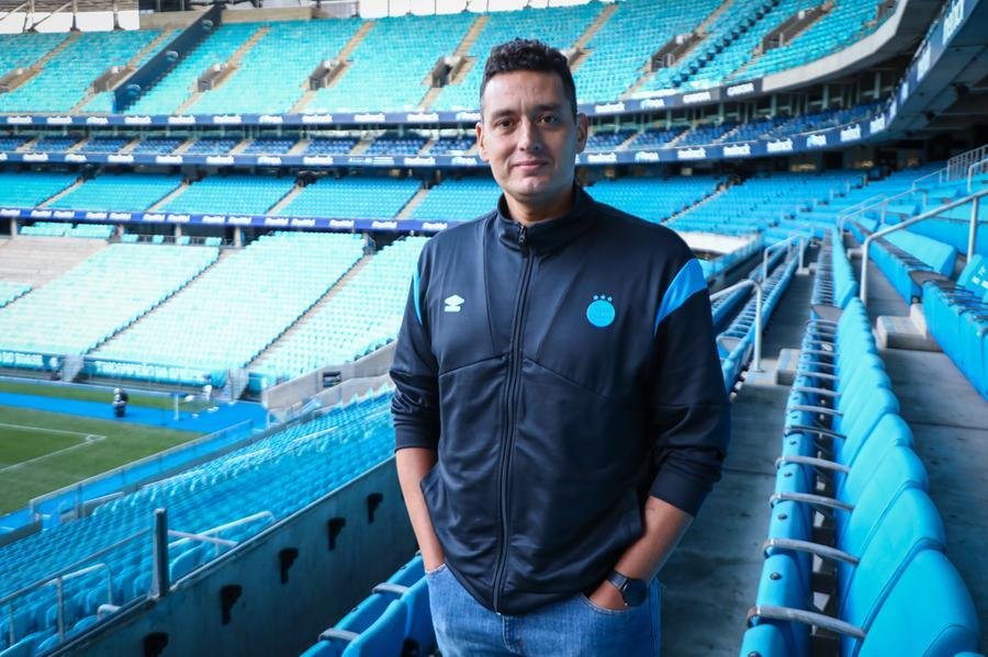 Cyro Le&atilde;es assume o comando t&eacute;cnico das Mosqueteiras