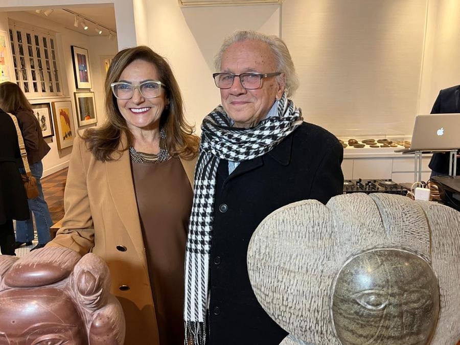 A galerista Salete Salvador e Jo&atilde;o Bez Batti, o mestre da escultura em basalto, na Galeria Delphus