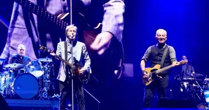 Paul McCartney &eacute; recebido por Bruce Springsteen no palco