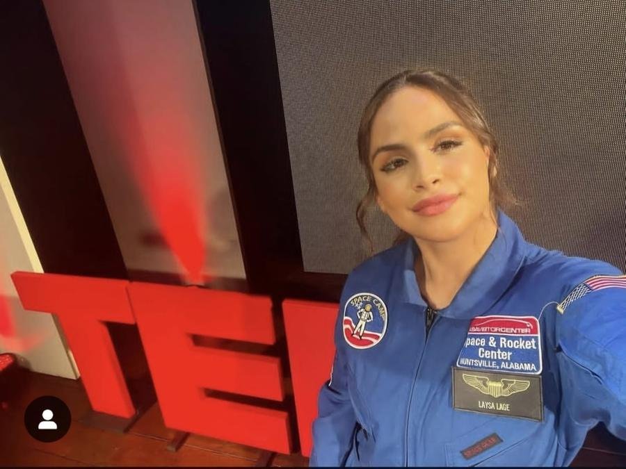 Laysa Peixoto durante apresenta&ccedil;&atilde;o no TEDx, onde compartilhou sua trajet&oacute;ria acad&ecirc;mica e interesse pelo setor aeroespacial
