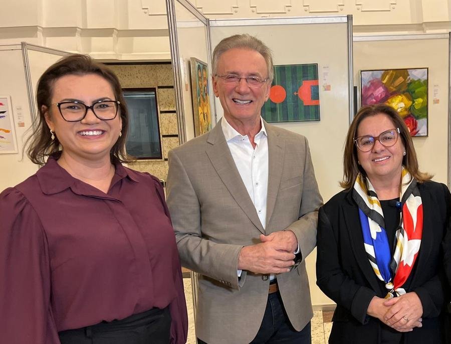 Val&eacute;ria Foletto e&nbsp;Algemir Brunetto, presidente do Instituto do C&acirc;ncer Infantil, com Liliamar Pestana Gomes
