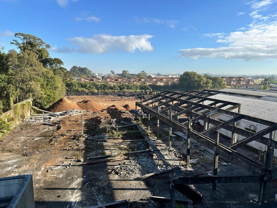 Nesta quinta-feira completou um m&ecirc;s do in&iacute;cio da terraplanagem no terreno onde ser&aacute; constru&iacute;do o bloco um