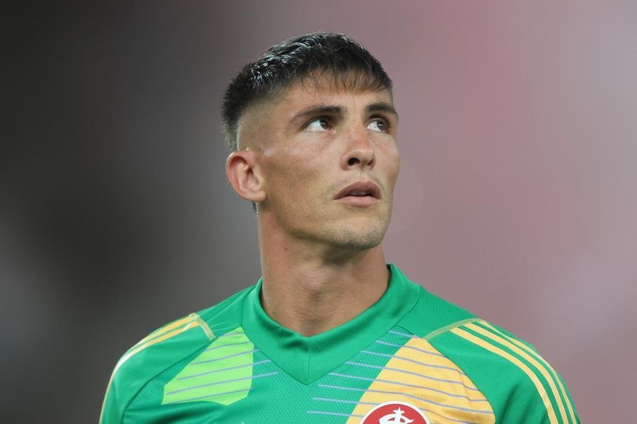 Rochet atuou pelo Inter apenas na estreia do Brasileir&atilde;o contra o Flamengo