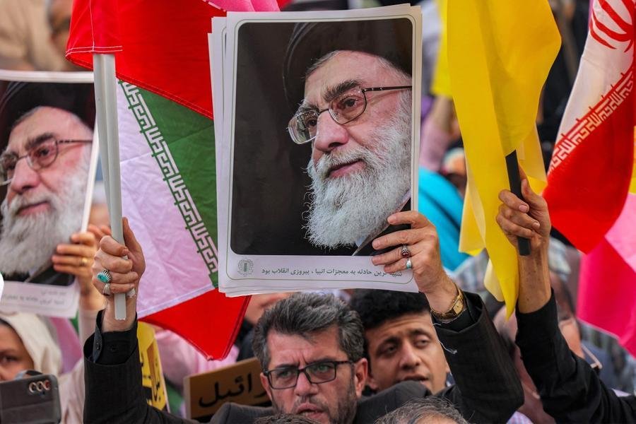 Ali Khamenei enfrentou uma infinidade de momentos cr&iacute;ticos &agrave; frente da rep&uacute;blica isl&acirc;mica, mas conflito aberto com Israel representa sua prova mais dif&iacute;cil
