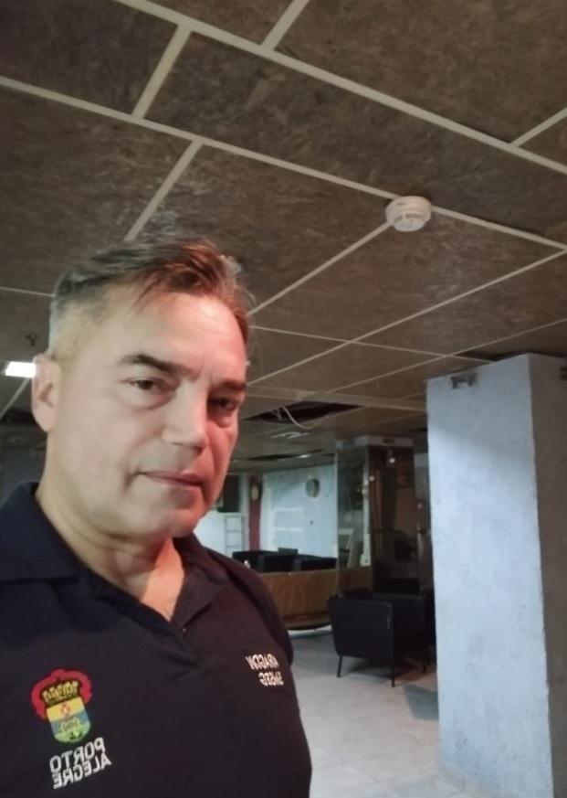 Aragon registrou uma Selfie dentro de um Bunker, durante os ataques israelenses
